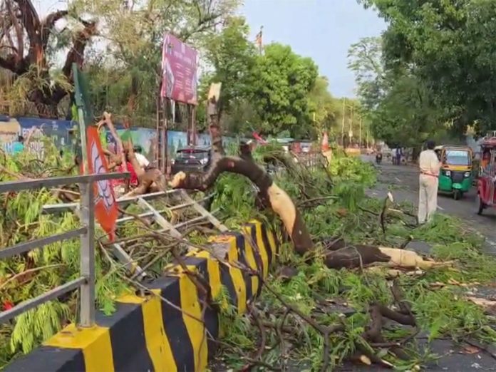 पटना में भीषण तूफान के कारण 3 लोगों की मौत और 5 के घायल होने की खबर