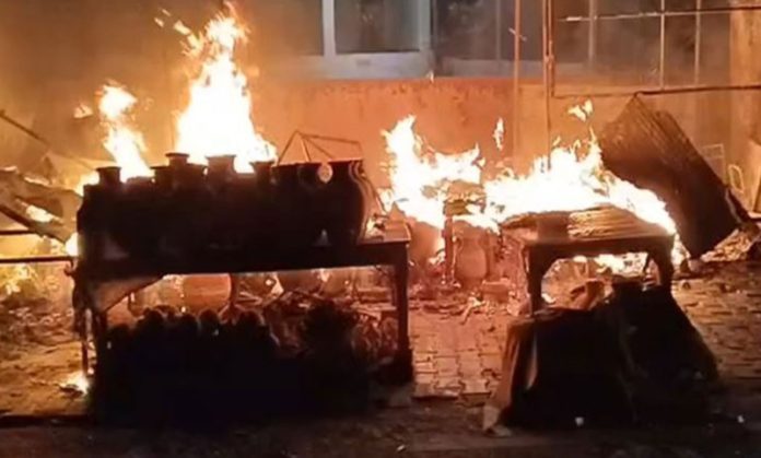 उप्र : गाजियाबाद में रैपिड मेट्रो स्टेशन के पास स्थित 'न्यू ऑटो लाइफ मोटर्स' की वर्कशॉप में लगी आग