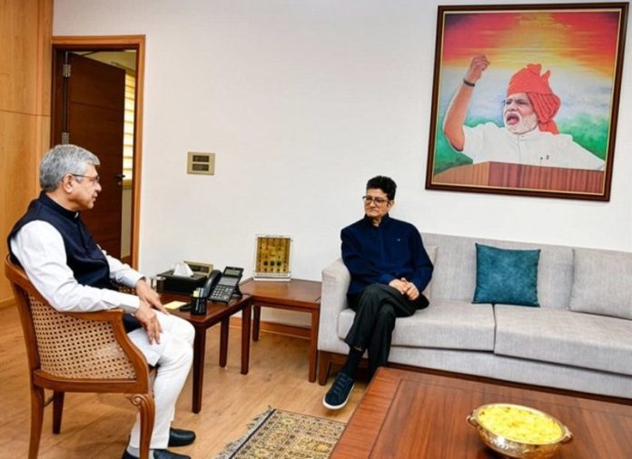 प्रसार भारती के नवनियुक्त अध्यक्ष प्रसून जोशी ने सूचना और प्रसारण मंत्री अश्विनी वैष्णव से की मुलाकात