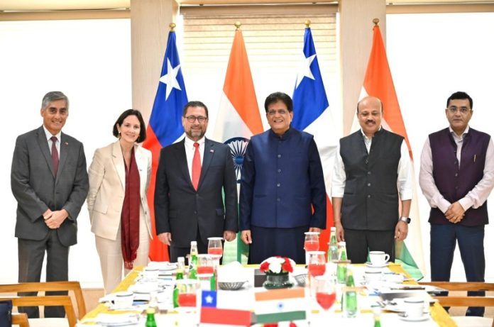 चिली के विदेश मंत्री फ्रांसिस्को पेरेज़ मैककेना से उद्योग मंत्री पीयूष गोयल ने की मुलाकात