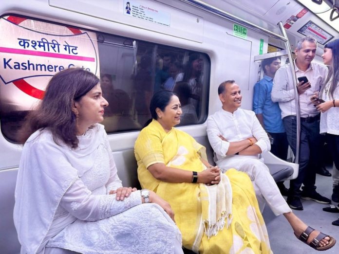 दिल्ली की सीएम रेखा गुप्ता ने ‘मेट्रो मंडे’ अभियान के तहत मेट्रो से की यात्रा