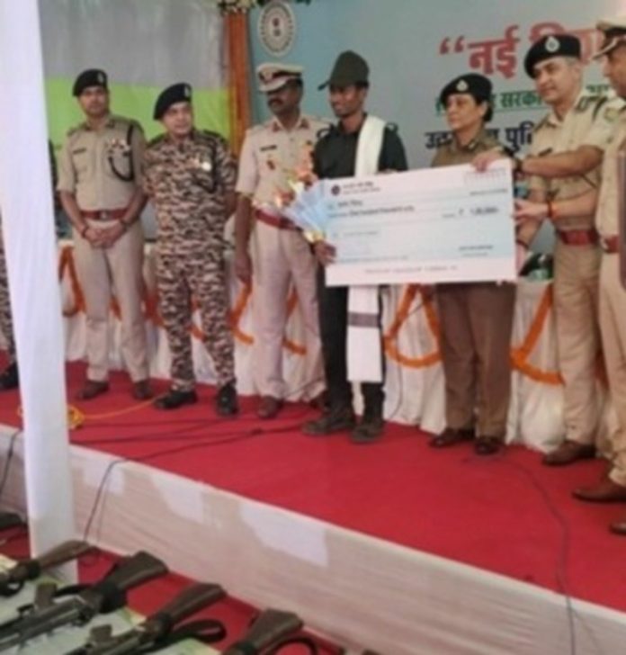 झारखंड : भारतीय कम्‍युनिस्‍ट पार्टी माओवादी के 25 नक्सलियों और जेजेएमपी के 2 उग्रवादियों ने आत्मसमर्पण किया