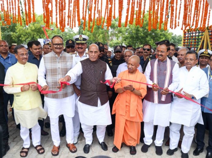 रक्षा मंत्री राजनाथ सिंह और उत्तर प्रदेश के सीएम योगी आदित्यनाथ ने लखनऊ में 'नौसेना शौर्य वाटिका' का किया उद्घाटन रक्षा मंत्री राजनाथ सिंह और उत्तर प्रदेश के सीएम योगी आदित्यनाथ ने लखनऊ में 'नौसेना शौर्य वाटिका' का किया उद्घाटन