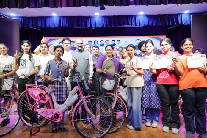 दिल्ली : सीएम रेखा गुप्ता ने 10वीं और 12वीं कक्षा की बालिकाओं को साइकिलें वितरित की