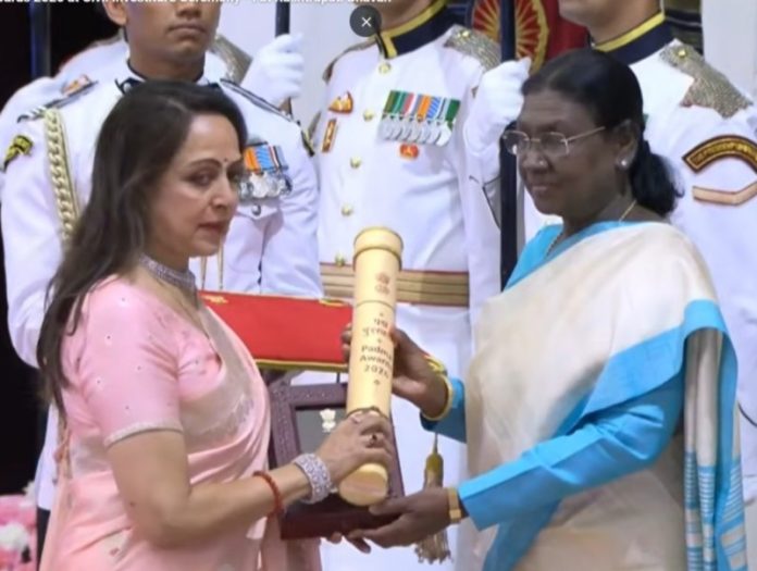 राष्ट्रपति मुर्मू ने नागरिक अलंकरण समारोह में वर्ष 2026 के लिए 66 जानी-मानी हस्तियों को पद्म पुरस्कारों से किया सम्मानित राष्ट्रपति मुर्मू ने नागरिक अलंकरण समारोह में वर्ष 2026 के लिए 66 जानी-मानी हस्तियों को पद्म पुरस्कारों से किया सम्मानित