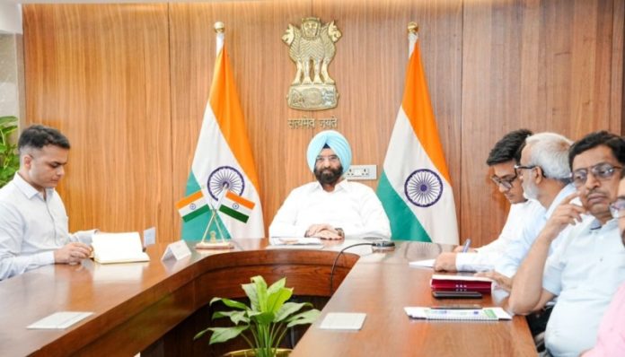 दिल्ली के पर्यावरण मंत्री मनजिंदर सिंह सिरसा ने डस्ट पोर्टल 2.0 को लेकर अधिकारियों के साथ की समीक्षा बैठक