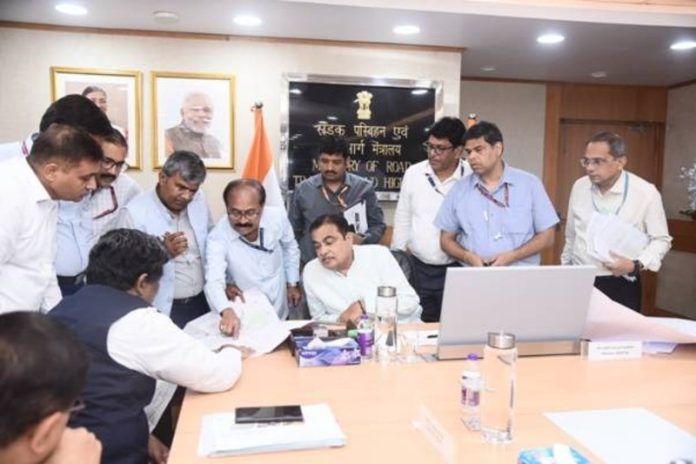 केंद्रीय मंत्री नितिन गडकरी ने महाराष्ट्र में प्रस्तावित हाई-स्पीड और हाई-डेंसिटी कॉरिडोर और राज्य बीओटी राष्ट्रीय राजमार्ग परियोजनाओं की समीक्षा की