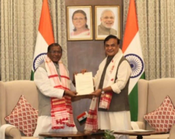 असम : सीएम हिमंता बिस्वा सरमा ने राज्यपाल लक्ष्मण प्रसाद आचार्य को सौंपा अपना इस्तीफा