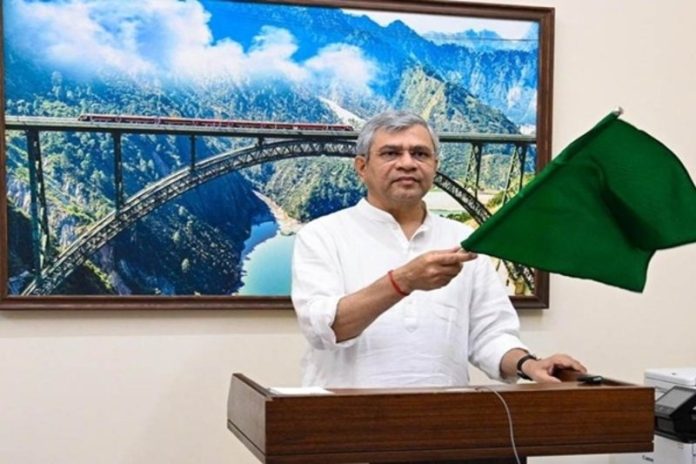 रेल मंत्री अश्विनी वैष्णव ने बेंगलुरु और मुंबई के बीच नई एक्सप्रेस रेलगाड़ी को हरी झंडी दिखाकर किया रवाना
