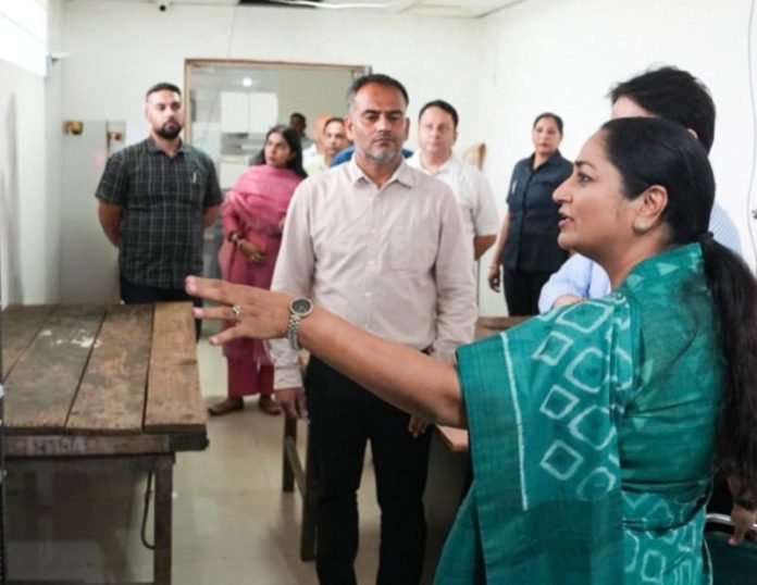 दिल्ली की सीएम रेखा गुप्ता ने राजस्व विभाग के ई-सब रजिस्ट्रार कार्यालयों का औचक किया निरीक्षण