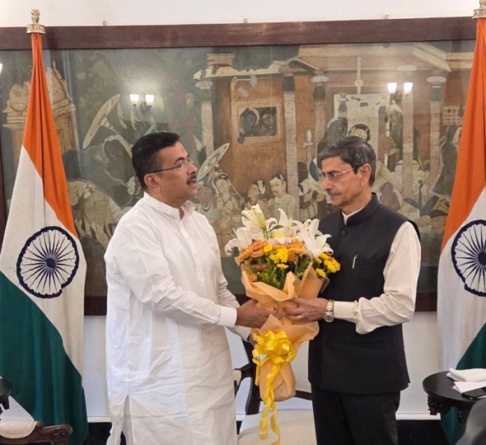 पश्चिम बंगाल के सीएम सुवेंदु अधिकारी ने लोक भवन में राज्य के राज्यपाल आरएन रवि से की मुलाकात