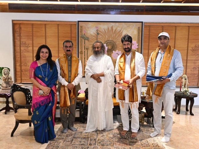 हिमाचल प्रदेश के मुख्यमंत्री सुखविंदर सिंह सुक्खू ने श्री श्री रवि शंकर से की मुलाकात