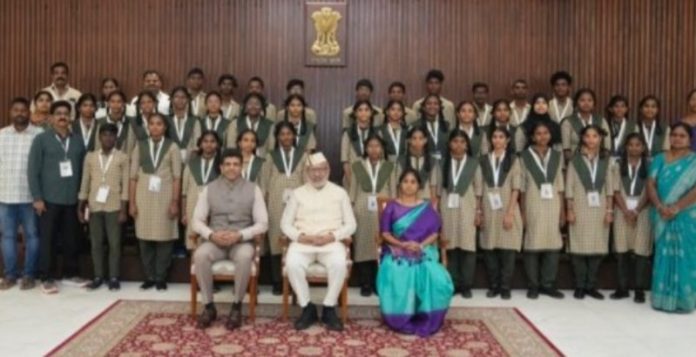 उपराष्ट्रपति सीपी राधाकृष्णन से आंध्र प्रदेश के गुंटूर जिले के विद्यार्थियों के एक प्रतिनिधिमंडल ने की मुलाकात