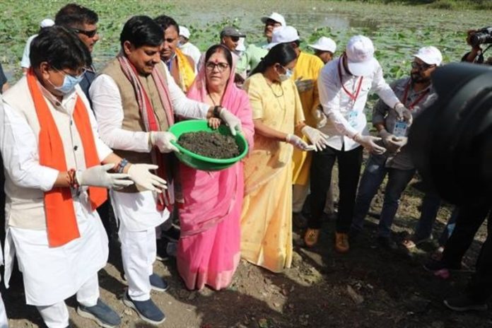 मप्र : सीएम डॉ. मोहन यादव ने गंगा दशहरा पर देवी सागर तालाब में किया श्रमदान