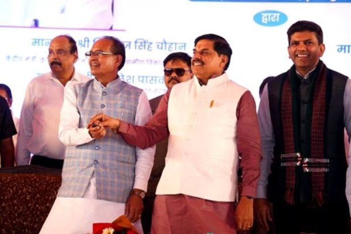 गांवों की जीवन धारा बनी प्रधानमंत्री ग्राम सड़क योजना : सीएम डॉ. मोहन यादव गांवों की जीवन धारा बनी प्रधानमंत्री ग्राम सड़क योजना : सीएम डॉ. मोहन यादव