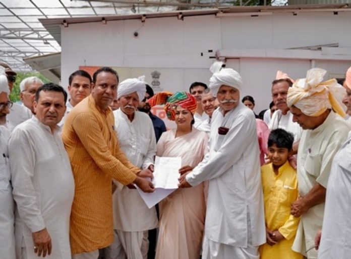 दिल्ली की सीएम रेखा गुप्ता ने मुख्यमंत्री जनसेवा सदन में किसानों से की बातचीत