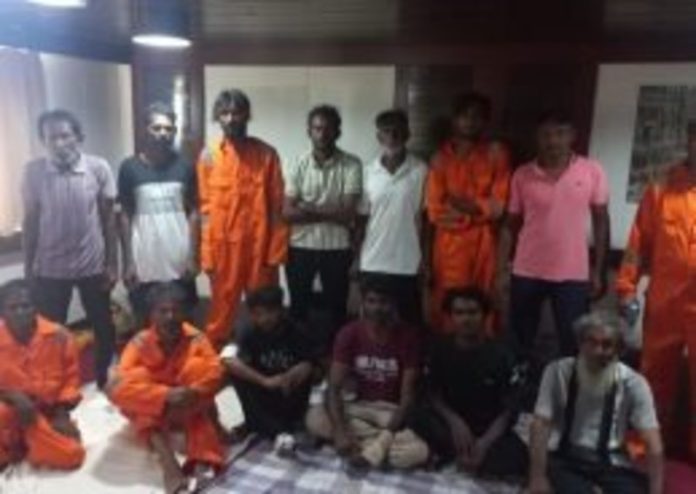 ओमान तट के पास एक जहाज के इंजन में खराबी आने के बाद भारतीय चालक दल के सभी 14 सदस्यों को बचाया गया