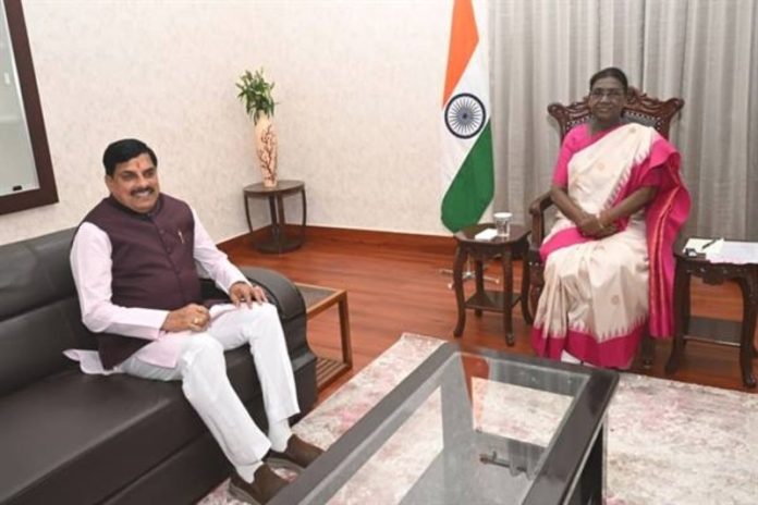 राष्ट्रपति मुर्मू से सीएम डॉ. मोहन यादव ने की सौजन्य भेंट, स्मृति चिन्हों का हुआ आदान-प्रदान