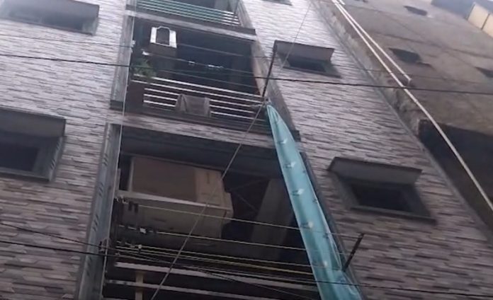 दिल्ली के तुगलकाबाद में रिहायशी इमारत में लगी भीषण आग, 3 लोगों की मौत की खबर दिल्ली के तुगलकाबाद में रिहायशी इमारत में लगी भीषण आग, 3 लोगों की मौत की खबर