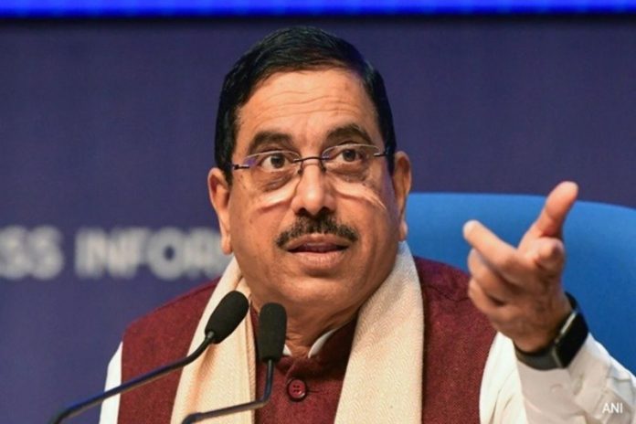 केंद्रीय मंत्री प्रह्लाद जोशी ने युवाओं से आत्मनिर्भर भारत अभियान में भागीदारी की अपील की केंद्रीय मंत्री प्रह्लाद जोशी ने युवाओं से आत्मनिर्भर भारत अभियान में भागीदारी की अपील की