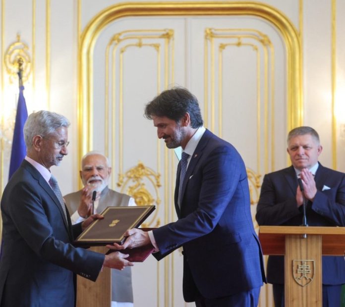 भारत और स्लोवाकिया ने द्विपक्षीय सहयोग को बढ़ाने के लिए 11 समझौतों पर किए हस्ताक्षर भारत और स्लोवाकिया ने द्विपक्षीय सहयोग को बढ़ाने के लिए 11 समझौतों पर किए हस्ताक्षर