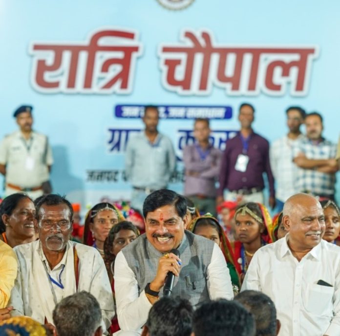 मप्र : सीएम डॉ. मोहन यादव ने हिल स्टेशन कुकरू में लगाई रात्रि चौपाल, ग्रामीणों से आत्मीय संवाद किया