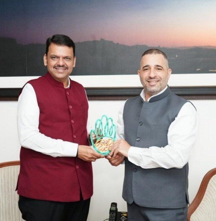 इजरायल के महावाणिज्यदूत यानिव रेवाच ने महाराष्ट्र के सीएम देवेंद्र फडणवीस से मुलाकात की इजरायल के महावाणिज्यदूत यानिव रेवाच ने महाराष्ट्र के सीएम देवेंद्र फडणवीस से मुलाकात की