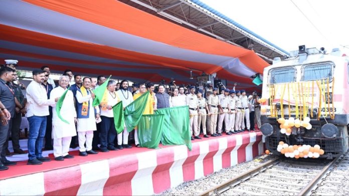 छत्तीसगढ़ : सीएम विष्णु देव साय ने रायपुर रेलवे स्टेशन से सोमनाथ स्वाभिमान सांस्कृतिक यात्रा को हरी झंडी दिखाकर किया रवाना