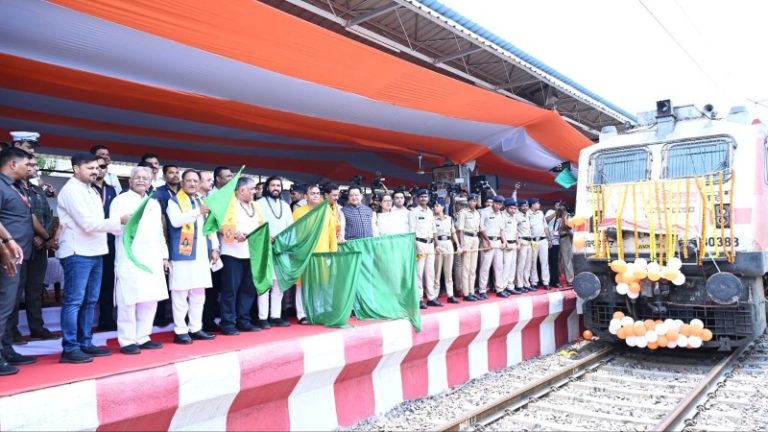 छत्तीसगढ़ : सीएम विष्णु देव साय ने रायपुर रेलवे स्टेशन से सोमनाथ स्वाभिमान सांस्कृतिक यात्रा को हरी झंडी दिखाकर किया रवाना