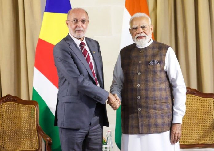 पीएम मोदी ने सेशेल्स नेशनल असेंबली में विपक्ष के नेता बर्नार्ड जॉर्जेस से मुलाकात की