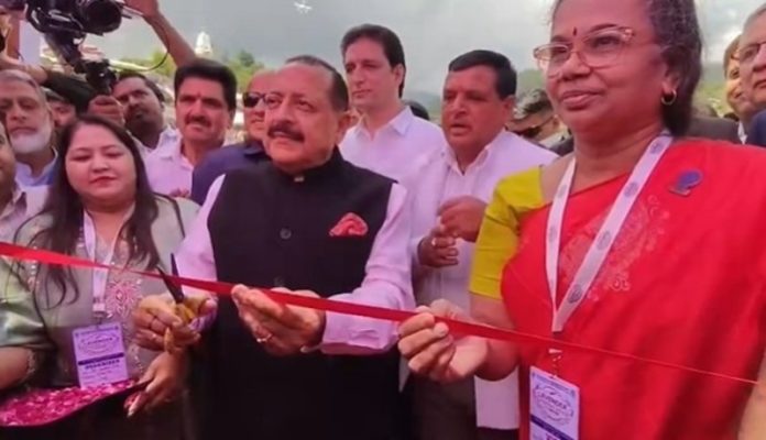 जम्मू-कश्मीर : केंद्रीय मंत्री डॉ. जितेंद्र सिंह ने डोडा में चौथे लैवेंडर महोत्सव का किया उद्घाटन