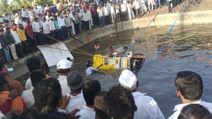 महाराष्ट्र : सोलापुर में बड़ा हादसा, श्रद्धालुओं को लेकर आ रही गाड़ी कुएं में गिरी, 8 की मौत की खबर