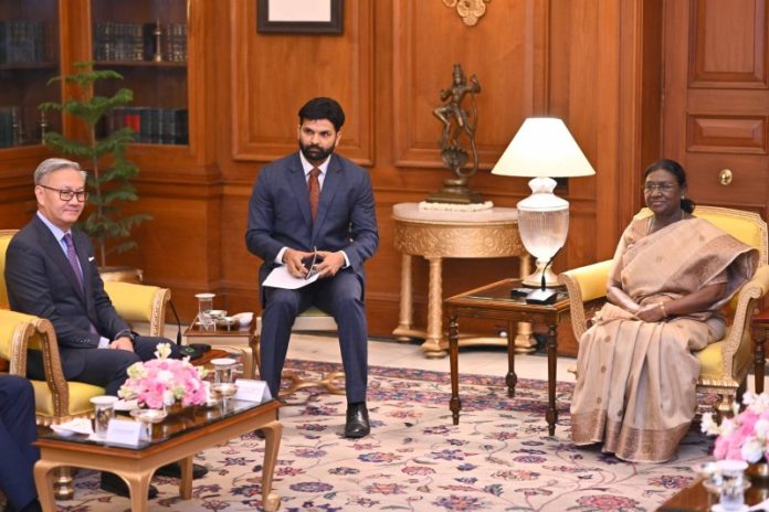 राष्ट्रपति मुर्मू ने लाओस के डिप्टी पीएम और विदेश मंत्री थोंगसावन फोमविहाने से की भेंट राष्ट्रपति मुर्मू ने लाओस के डिप्टी पीएम और विदेश मंत्री थोंगसावन फोमविहाने से की भेंट