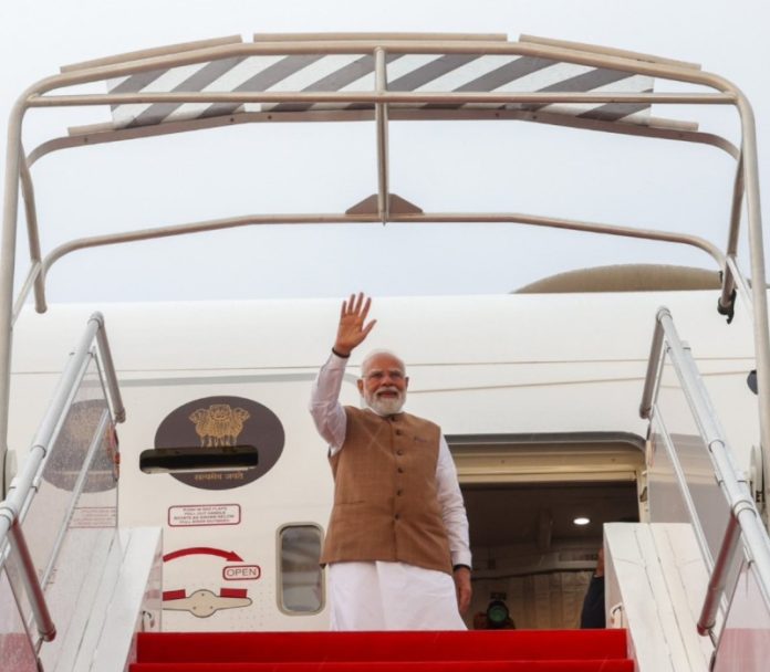 पीएम मोदी सफल फ्रांस यात्रा के बाद नई दिल्ली के लिए हुए रवाना पीएम मोदी सफल फ्रांस यात्रा के बाद नई दिल्ली के लिए हुए रवाना