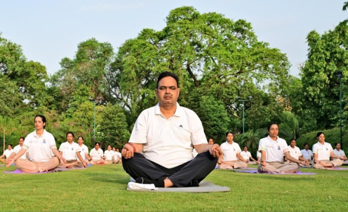 राजस्थान : अंतर्राष्ट्रीय योग दिवस से पहले सीएम भजनलाल शर्मा ने महिला पुलिसकर्मियों के साथ योगाभ्यास किया राजस्थान : अंतर्राष्ट्रीय योग दिवस से पहले सीएम भजनलाल शर्मा ने महिला पुलिसकर्मियों के साथ योगाभ्यास किया