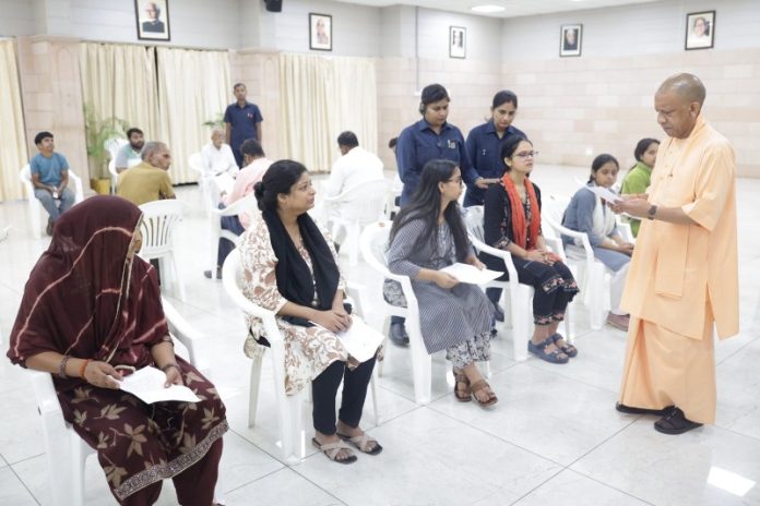 उप्र : सीएम योगी ने लखनऊ में स्थित अपने सरकारी आवास पर 'जनता दर्शन' में आए लोगों की समस्याएं सुनीं