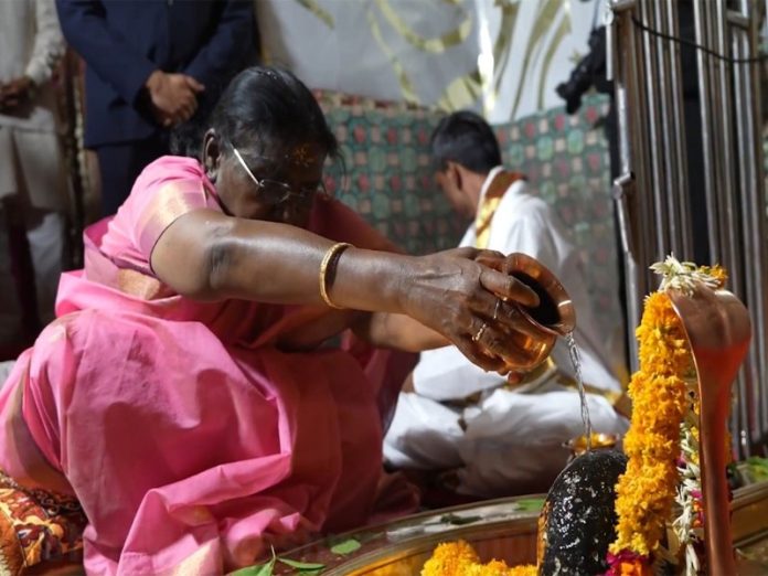 मप्र : राष्ट्रपति मुर्मू ने ओंकारेश्वर और ममलेश्वर मंदिरों में की पूजा-अर्चना