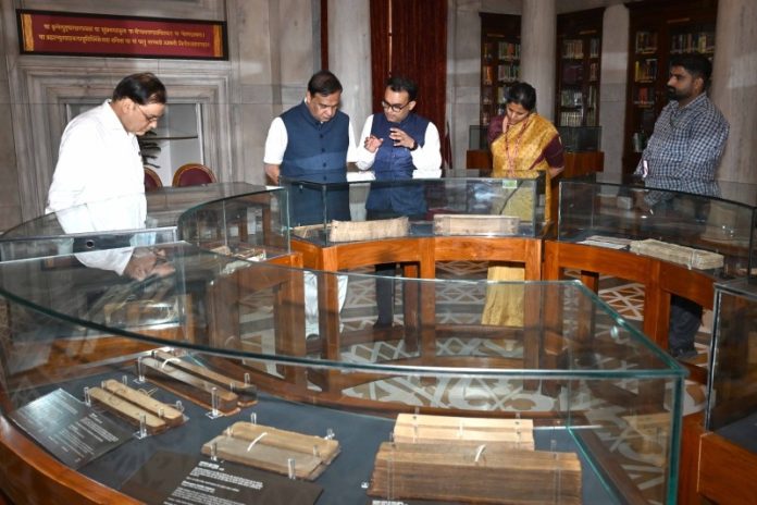 असम के सीएम डॉ. हिमंता बिस्वा सरमा ने राष्ट्रपति भवन के ‘ग्रंथ कुटीर’ में संरक्षित पांडुलिपियों के संग्रह का अवलोकन किया