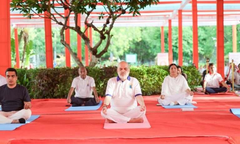 अहमदाबाद : केंद्रीय गृह मंत्री अमित शाह ने 12वें अंतर्राष्ट्रीय योग दिवस के अवसर पर आयोजित एक योग सत्र में लिया भाग