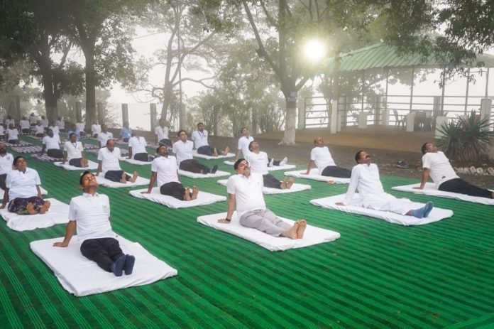 मप्र : सीएम डॉ. मोहन यादव ने बैतूल जिले के कुकरू में स्थानीय ग्रामीणों के साथ किया योगाभ्यास