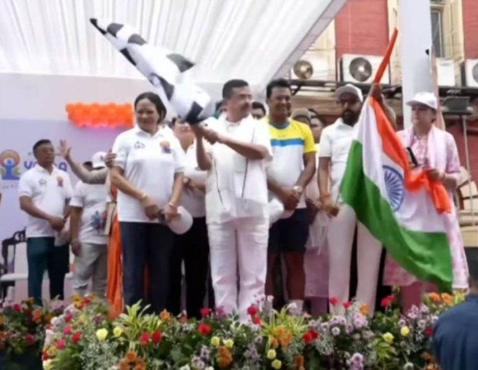 पश्चिम बंगाल : सीएम सुवेंदु अधिकारी ने कोलकाता में 'दौड़ से ध्यान' मैराथन को हरी झंडी दिखाकर किया रवाना