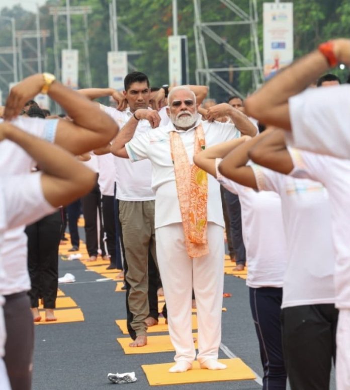 पीएम मोदी कोलकाता में 12वें अंतर्राष्ट्रीय योग दिवस के अवसर पर आयोजित एक कार्यक्रम में हुए शामिल