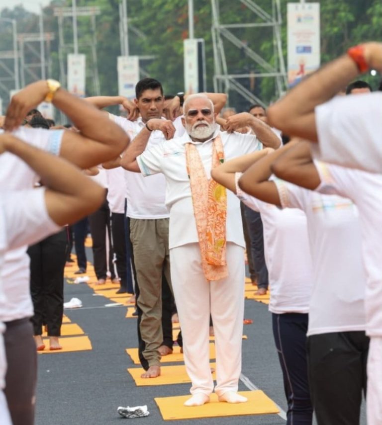 पीएम मोदी कोलकाता में 12वें अंतर्राष्ट्रीय योग दिवस के अवसर पर आयोजित एक कार्यक्रम में हुए शामिल