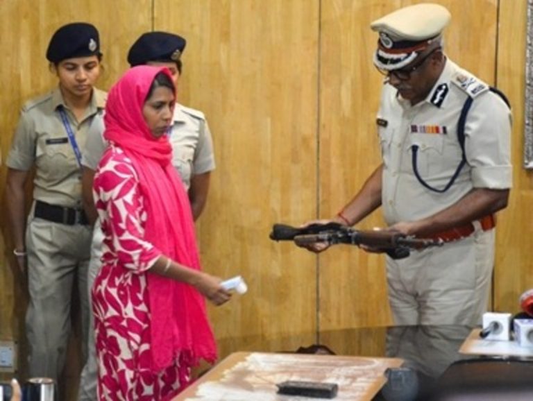 महिला माओवादी पुष्पा महतो ने पश्चिम बंगाल के कोलकाता में पुलिस के सामने किया आत्मसमर्पण