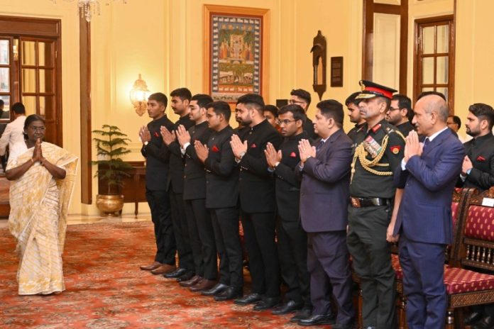 राष्ट्रपति मुर्मू से मिलिट्री इंजीनियर सर्विसेज के ट्रेनी अफसरों ने की मुलाकात