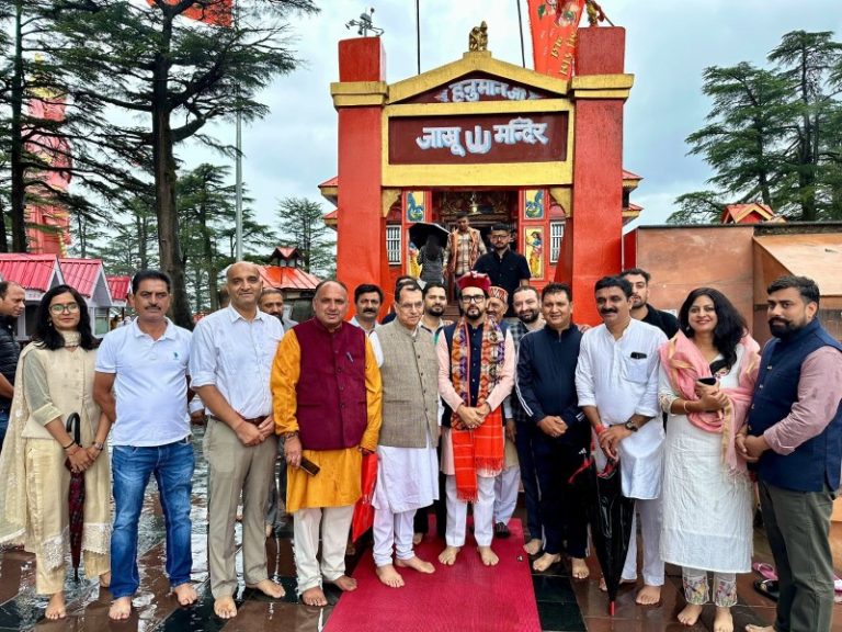 हिमाचल प्रदेश : भाजपा सांसद अनुराग ठाकुर ने शिमला के जाखू मंदिर में पूजा-अर्चना की