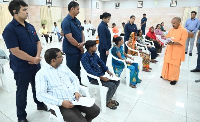उप्र : सीएम योगी ने लखनऊ में 'जनता दर्शन' आयोजित किया, सुनीं जनता की शिकायतें