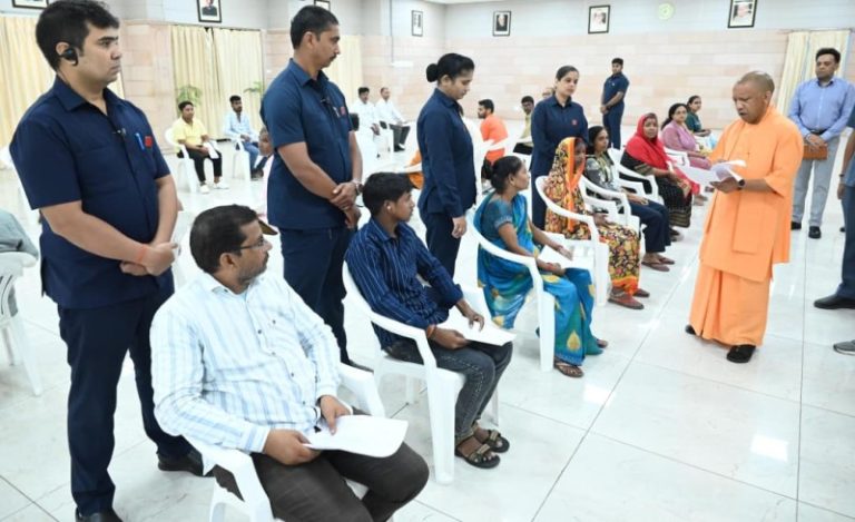 उप्र : सीएम योगी ने लखनऊ में ‘जनता दर्शन’ आयोजित किया, सुनीं जनता की शिकायतें