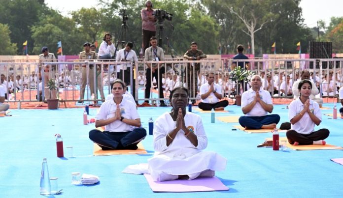 मप्र : राष्ट्रपति मुर्मू ने जबलपुर में आयोजित योग दिवस कार्यक्रम में भाग लिया