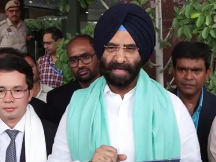दिल्ली के मंत्री मनजिंदर सिंह सिरसा ने ग्रीन एसएम की इलेक्ट्रिक टैक्सी सेवा को हरी झंडी दिखाकर किया रवाना